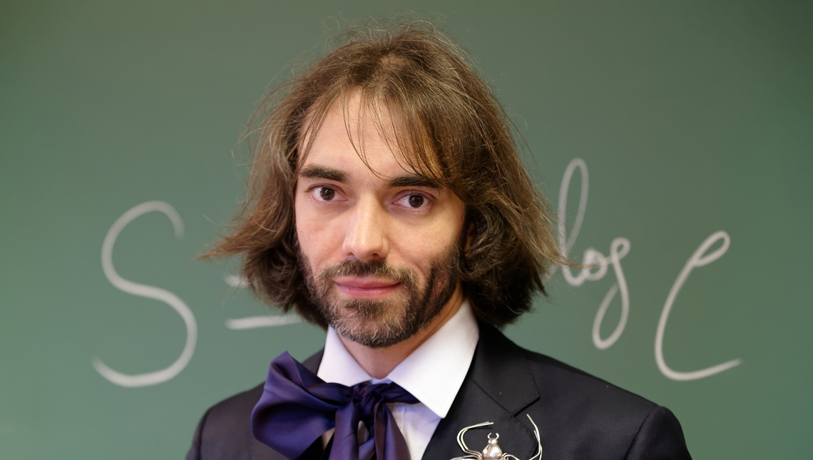 Cedric_Villani_at_his_office_2015_n2 - Copie altText
