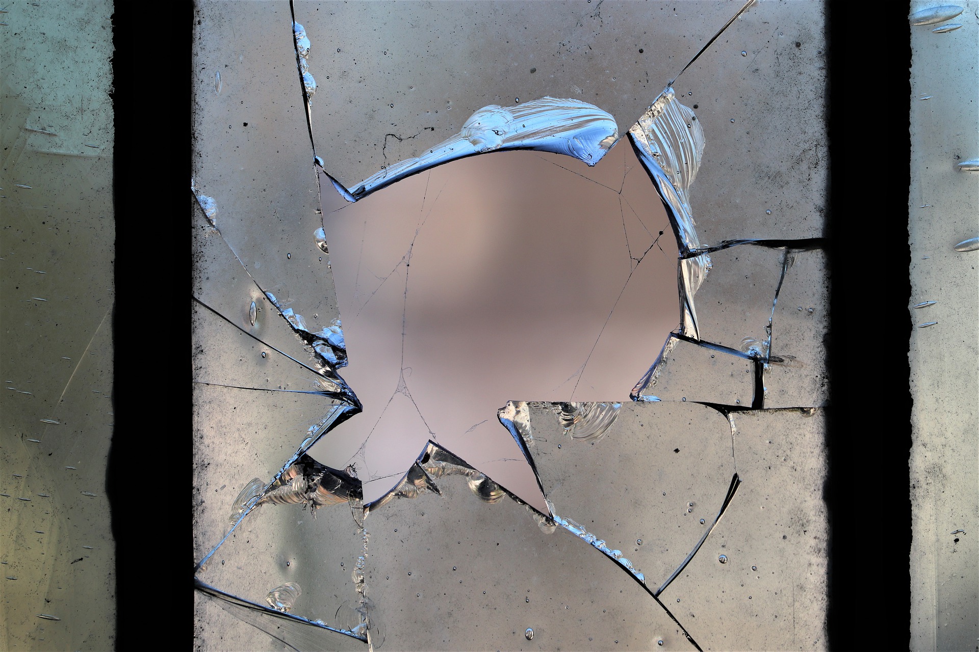 broken-glass-4528224_1920 altText