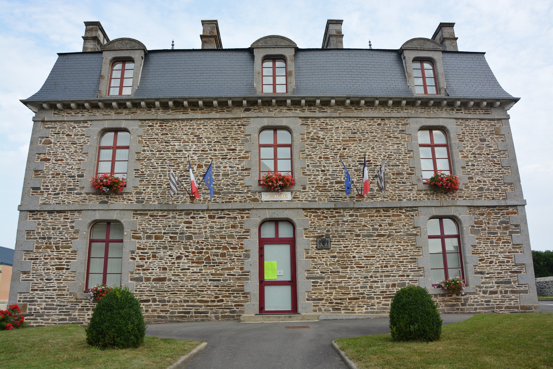 town-hall-2683493_1920 altText